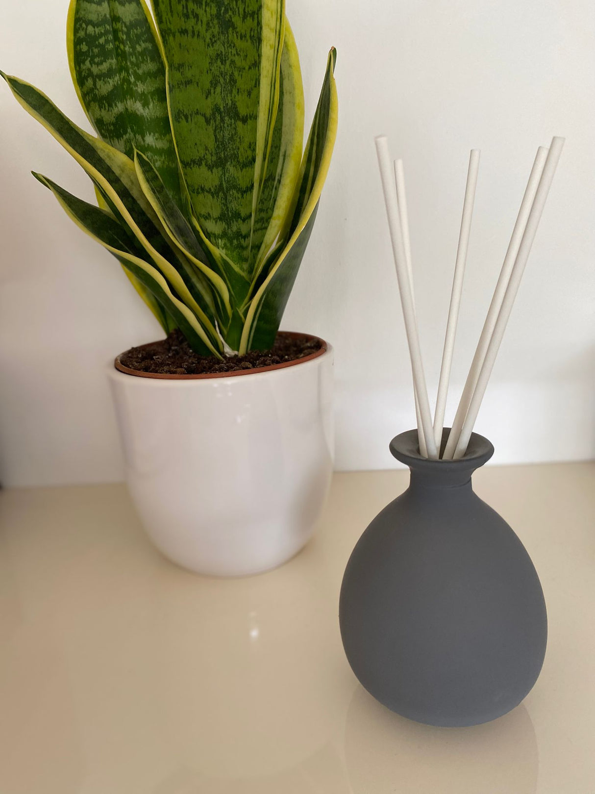 Matt grey vase diffuser