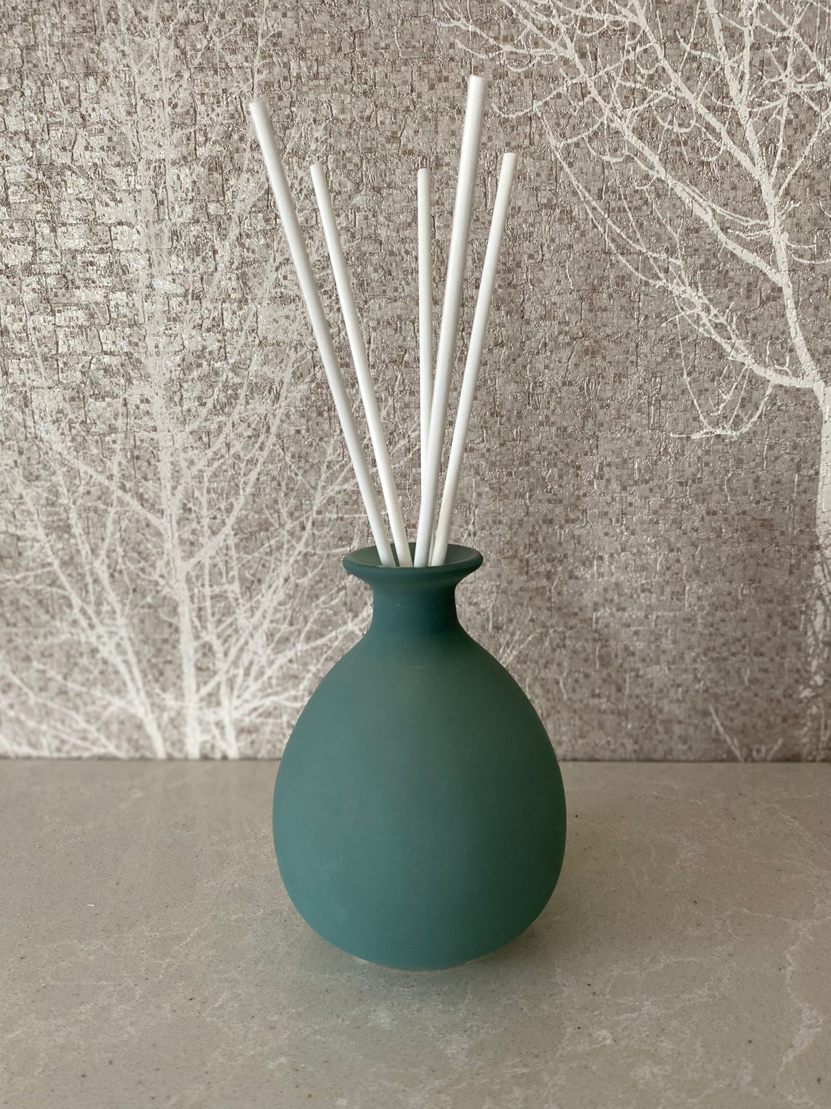 Matt green vase diffuser