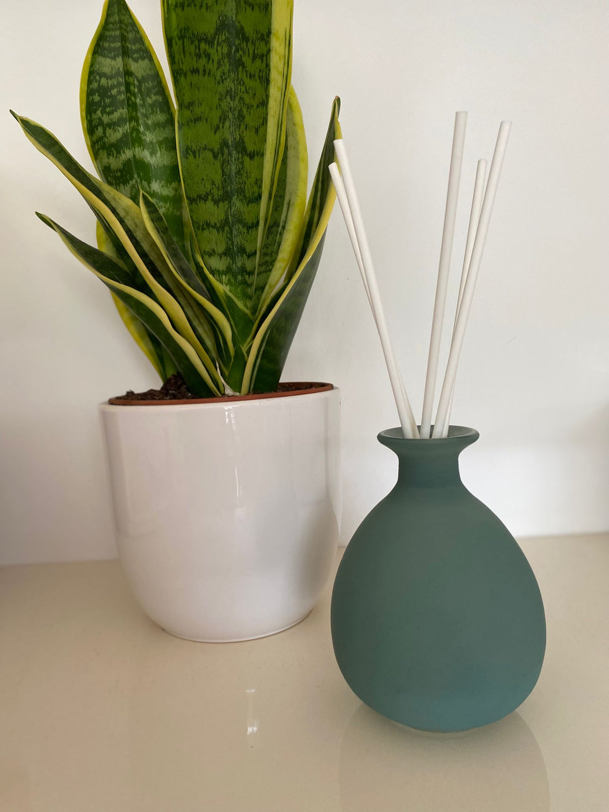 Matt green vase diffuser