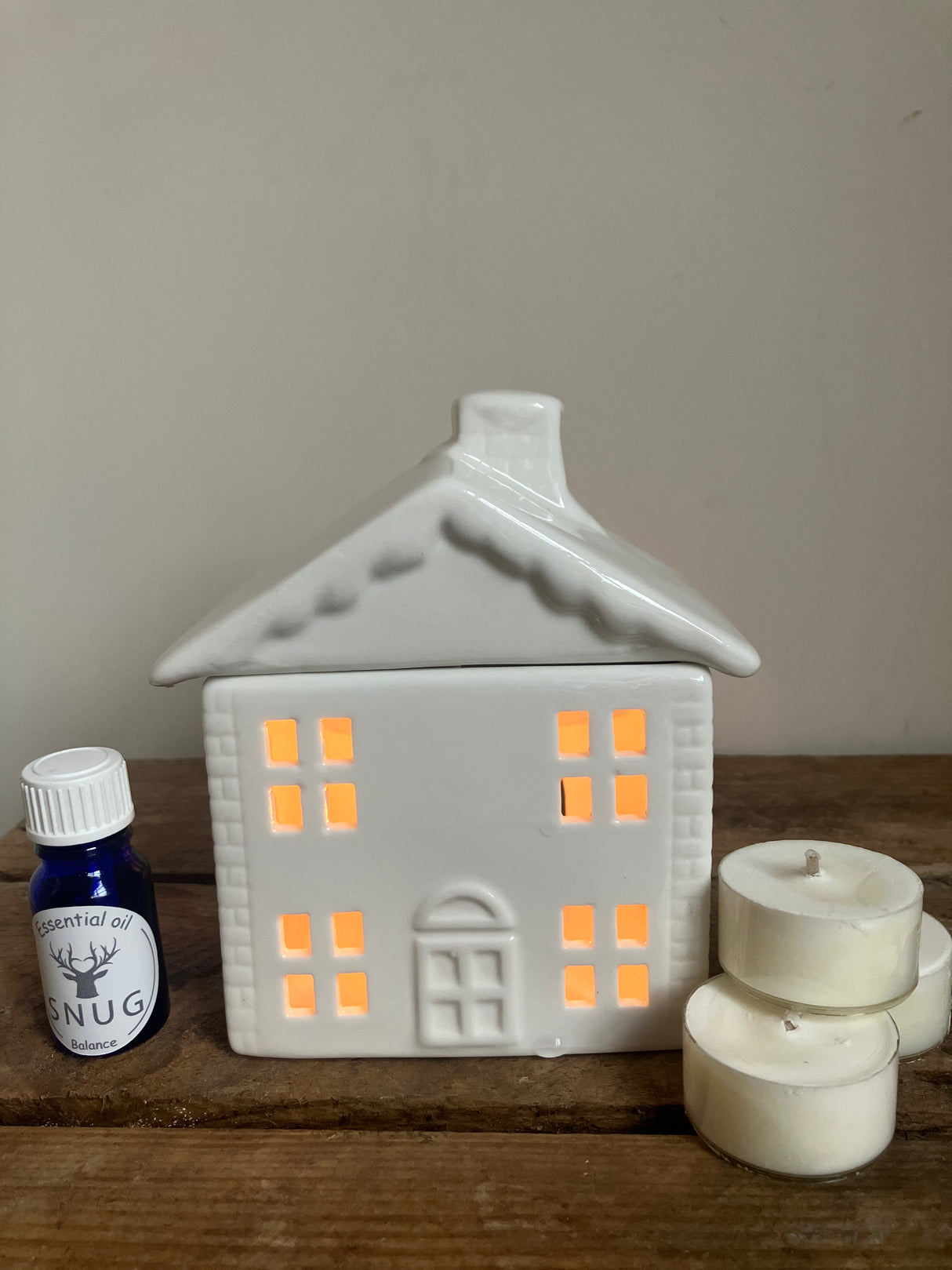 House oil burner and essential oil set